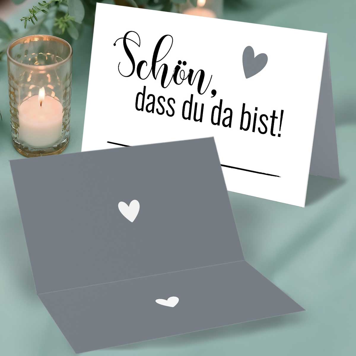 50 Tischkarten „Schön, dass du da bist“ – Platzkarten mit grauem Herzmotiv
