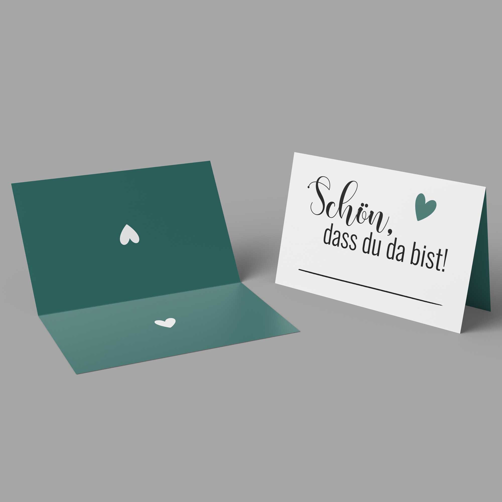 50 Tischkarten "Schön, dass du da bist" – Platzkarten mit grünem Herzmotiv