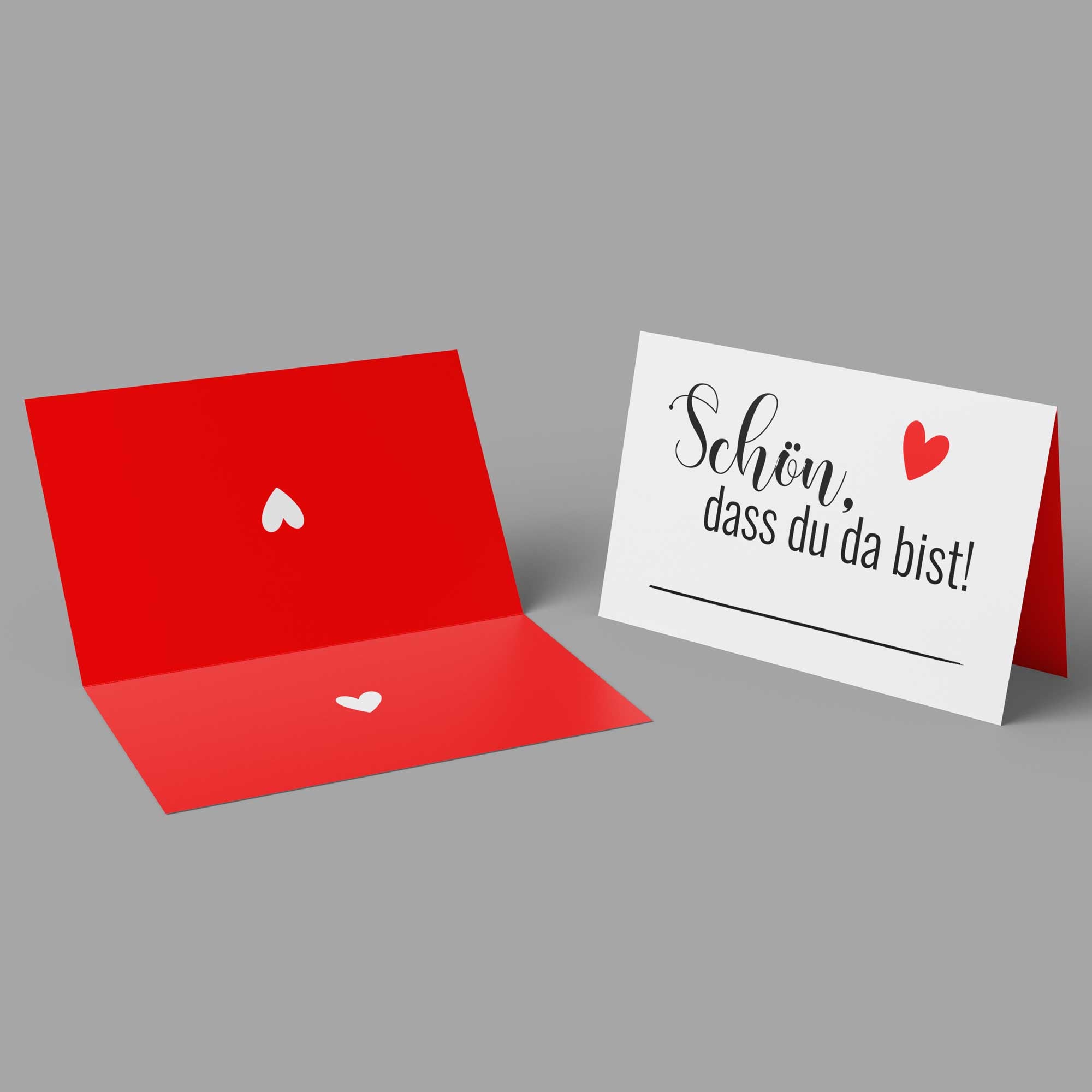50 Tischkarten "„Schön, dass du da bist" - Platzkarten mit rotem Herzmotiv