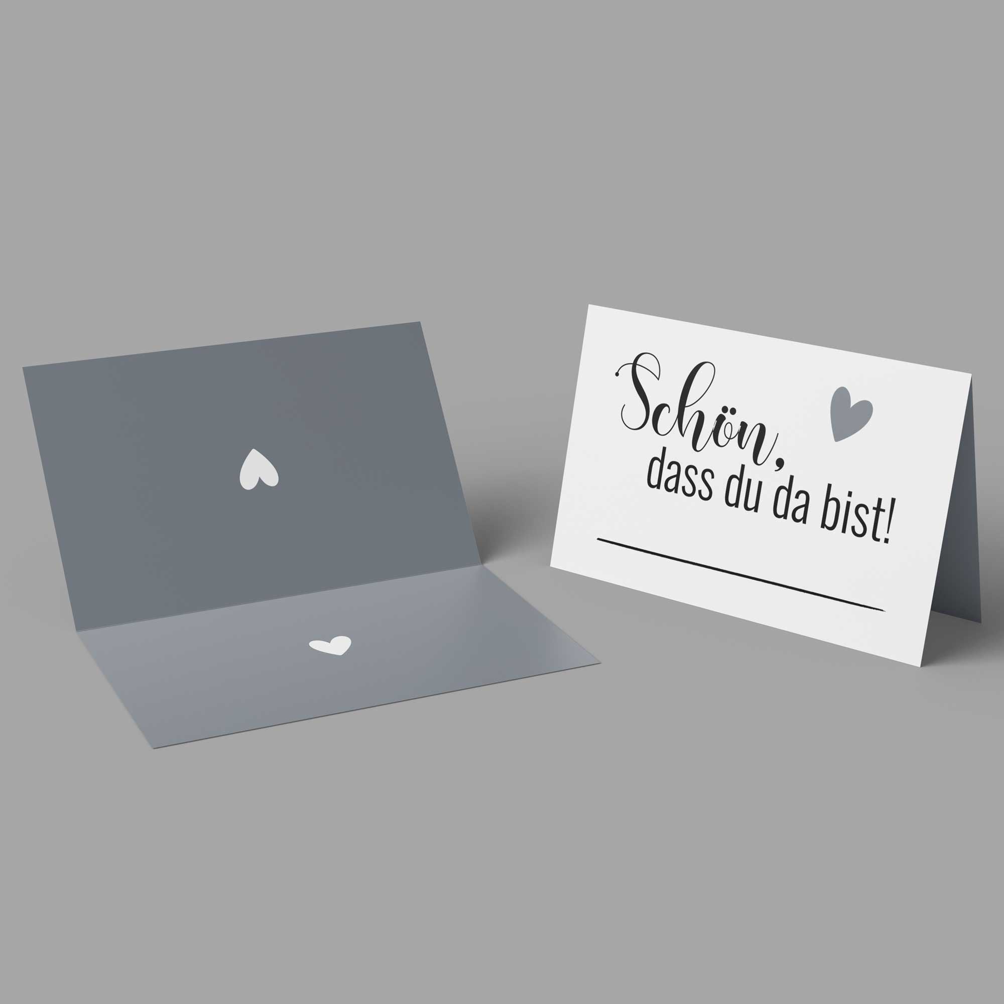 50 Tischkarten „Schön, dass du da bist“ – Platzkarten mit grauem Herzmotiv