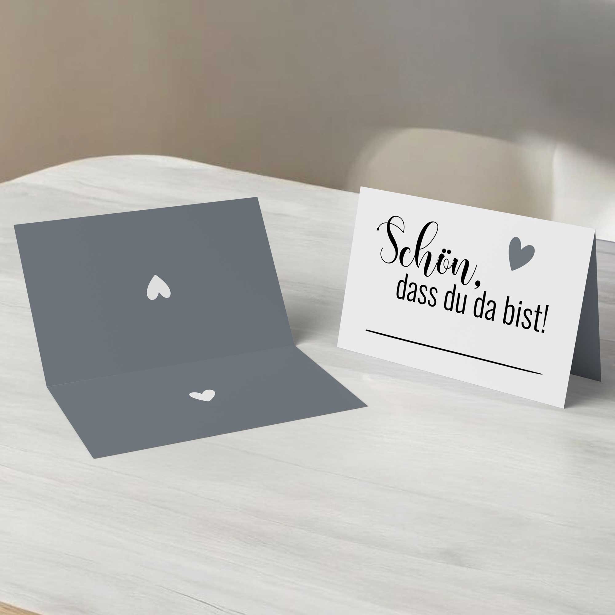 50 Tischkarten „Schön, dass du da bist“ – Platzkarten mit grauem Herzmotiv