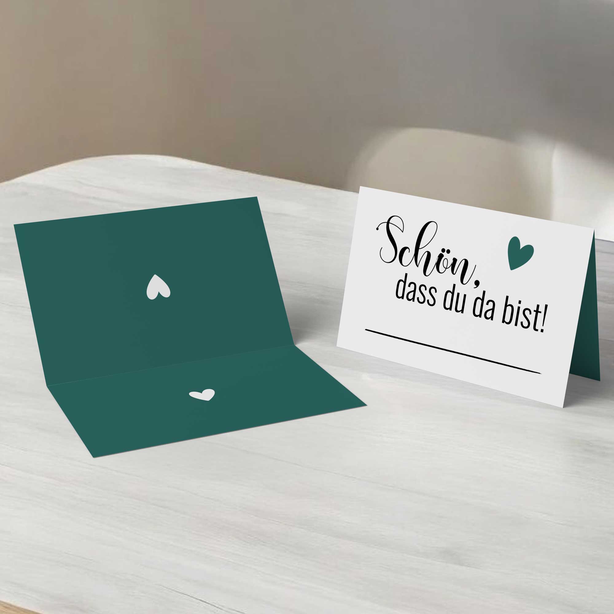 50 Tischkarten "Schön, dass du da bist" – Platzkarten mit grünem Herzmotiv