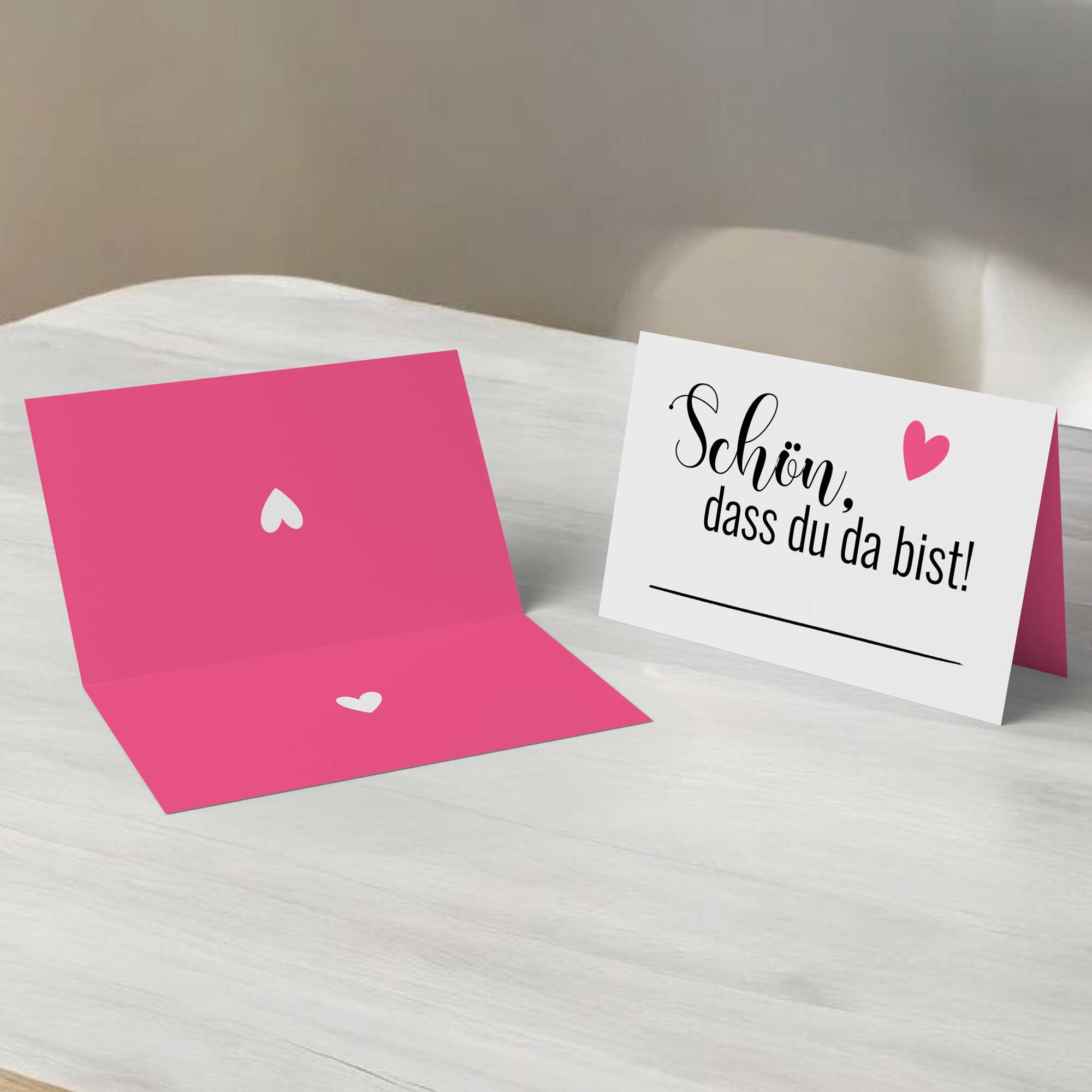 50 Tischkarten „Schön, dass du da bist“ – Platzkarten mit pinkem Herzmotiv