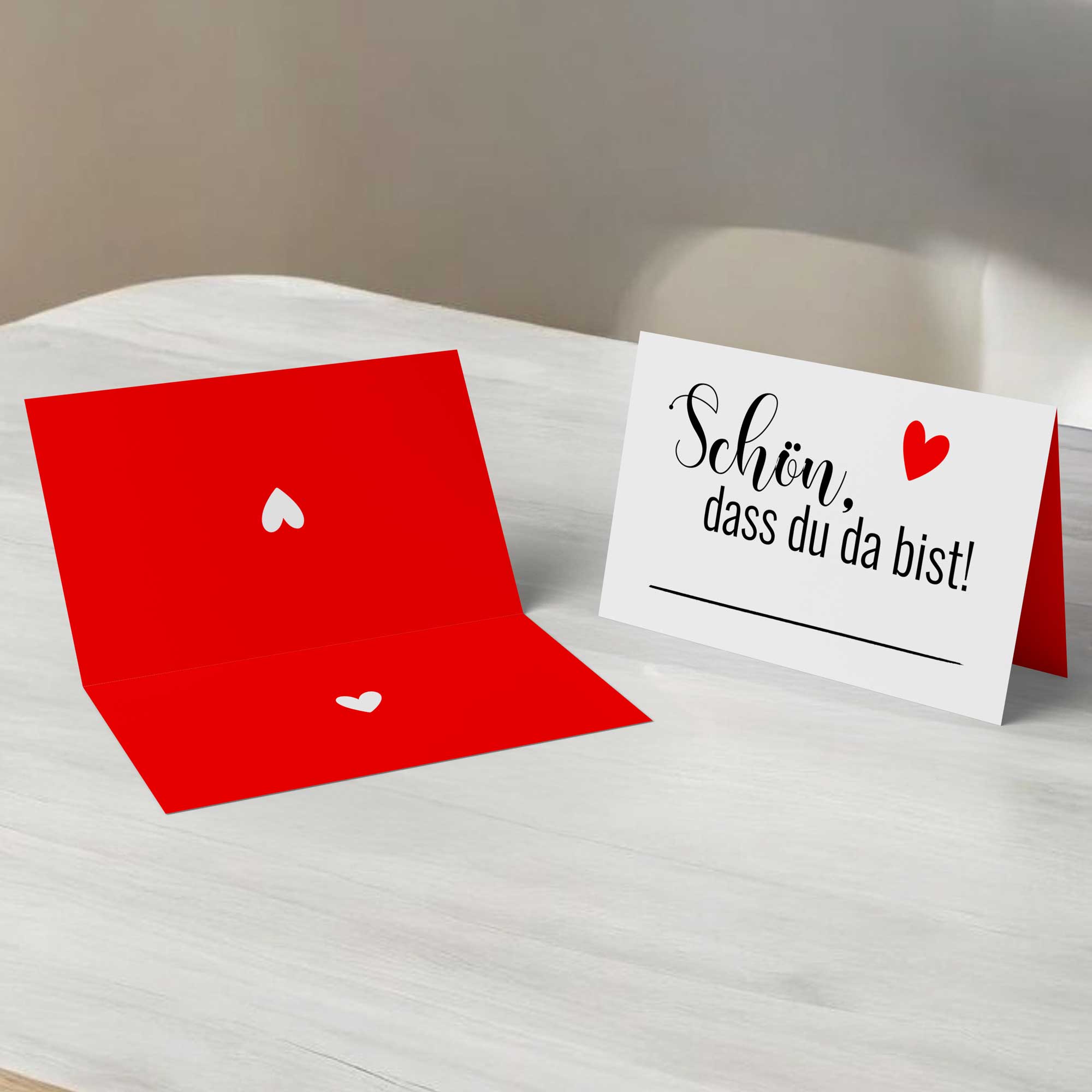 50 Tischkarten "„Schön, dass du da bist" - Platzkarten mit rotem Herzmotiv